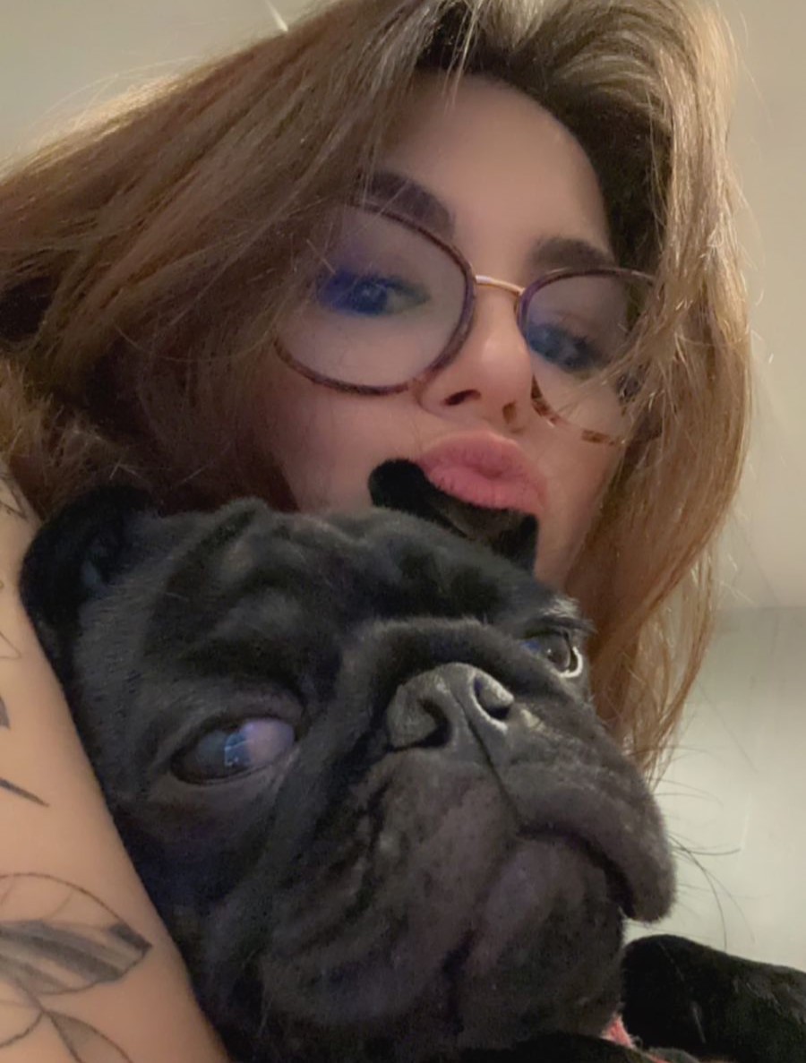 Imagem de um pug com sua tutora