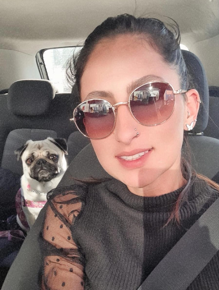 Imagem de um pug com sua tutora