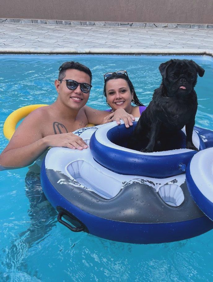 Imagem de um pug com sua tutora